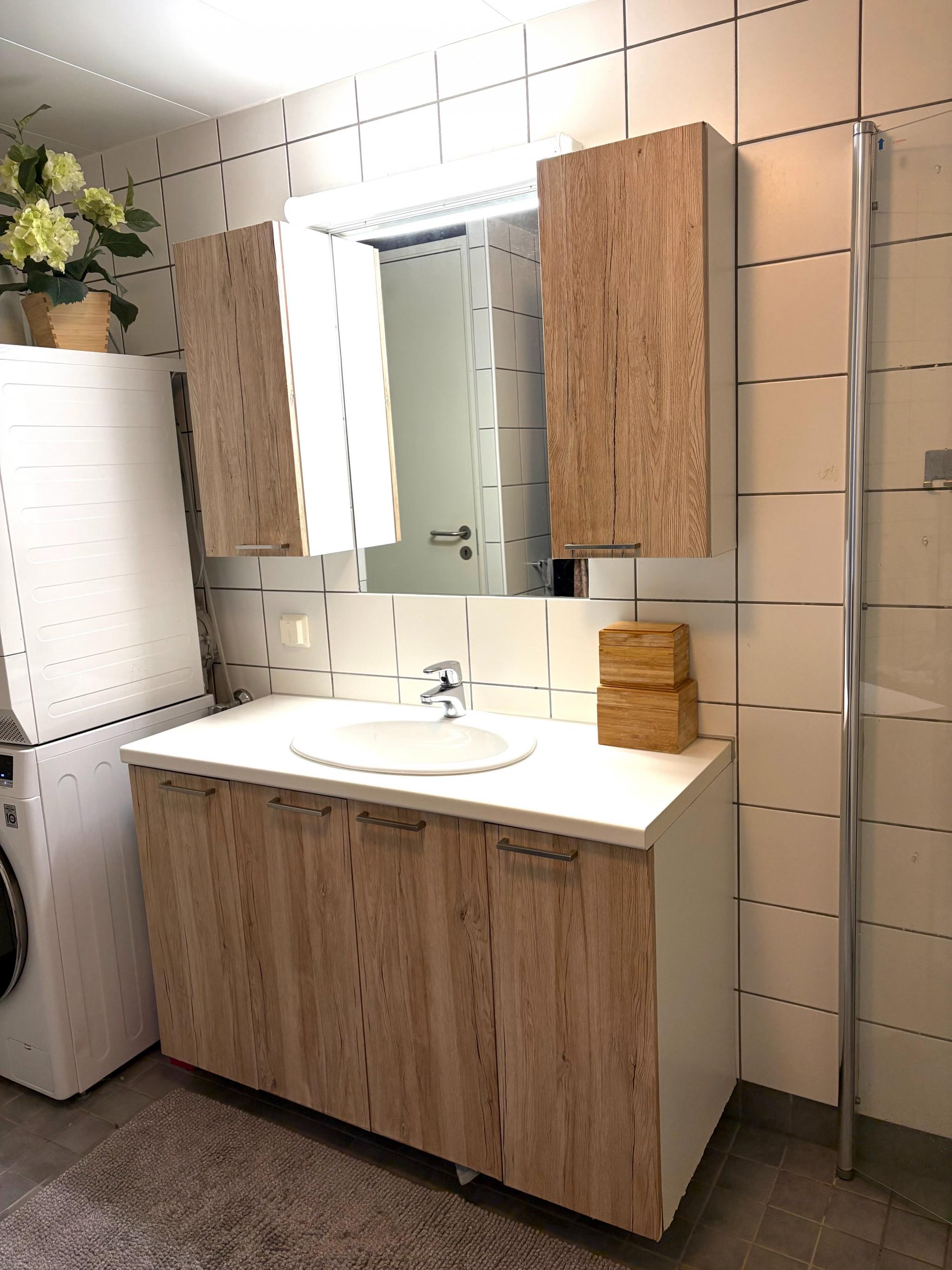 Praktsik bad med vaskemaskin og tørketrommel.